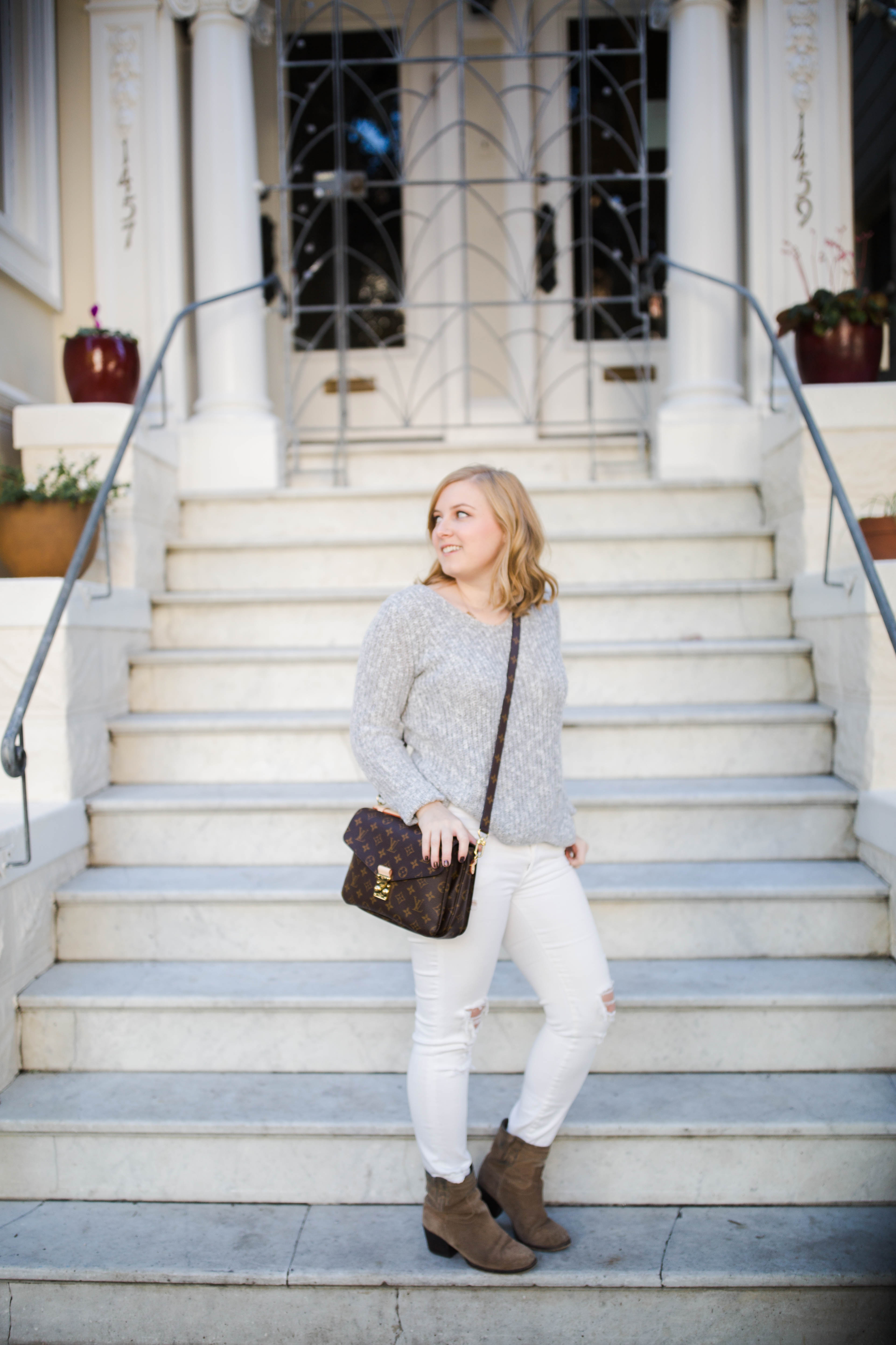 How to wear white jeans (way) after labor day. Click through to learn more and shop the look!