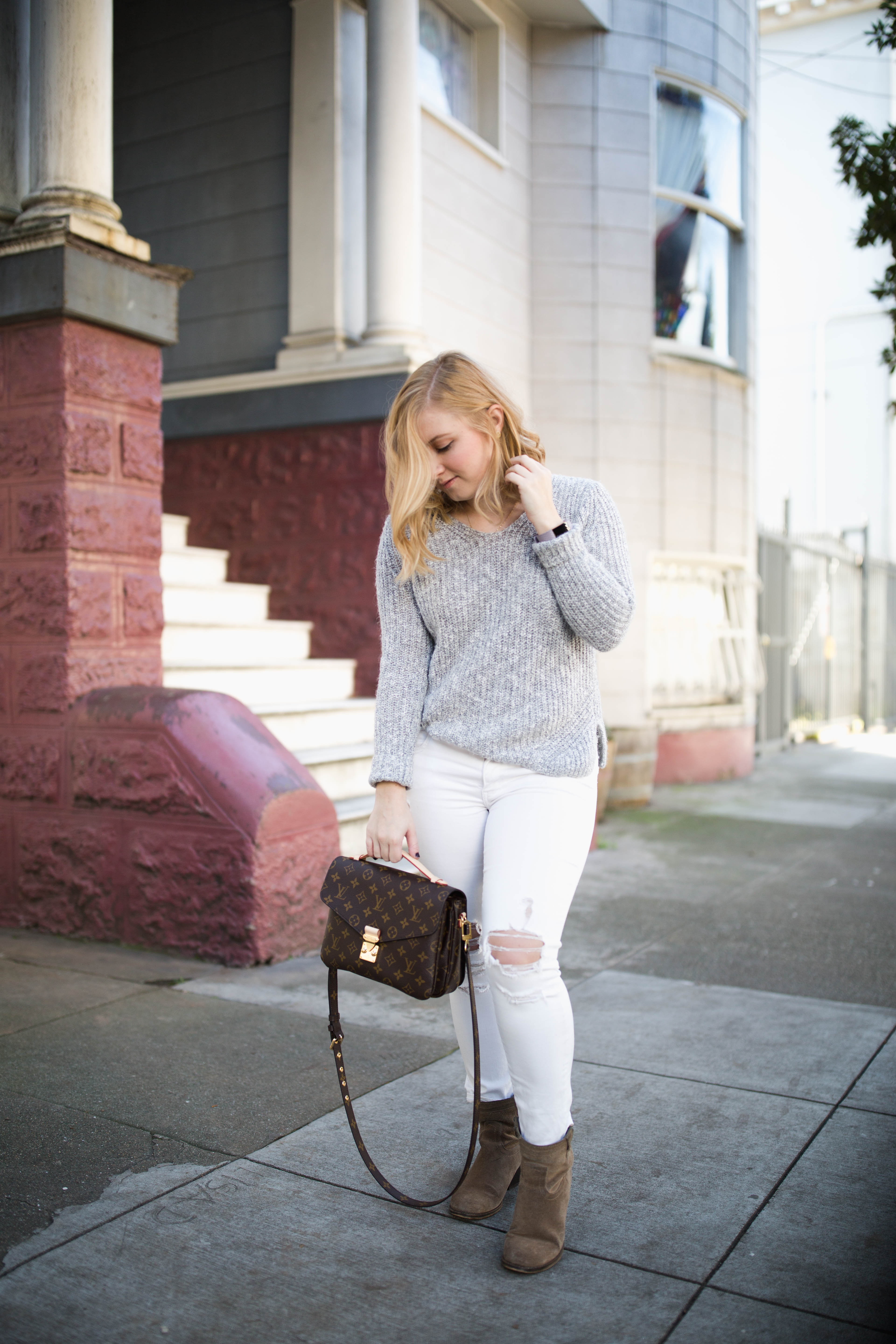 How to wear white jeans (way) after labor day. Click through to learn more and shop the look!