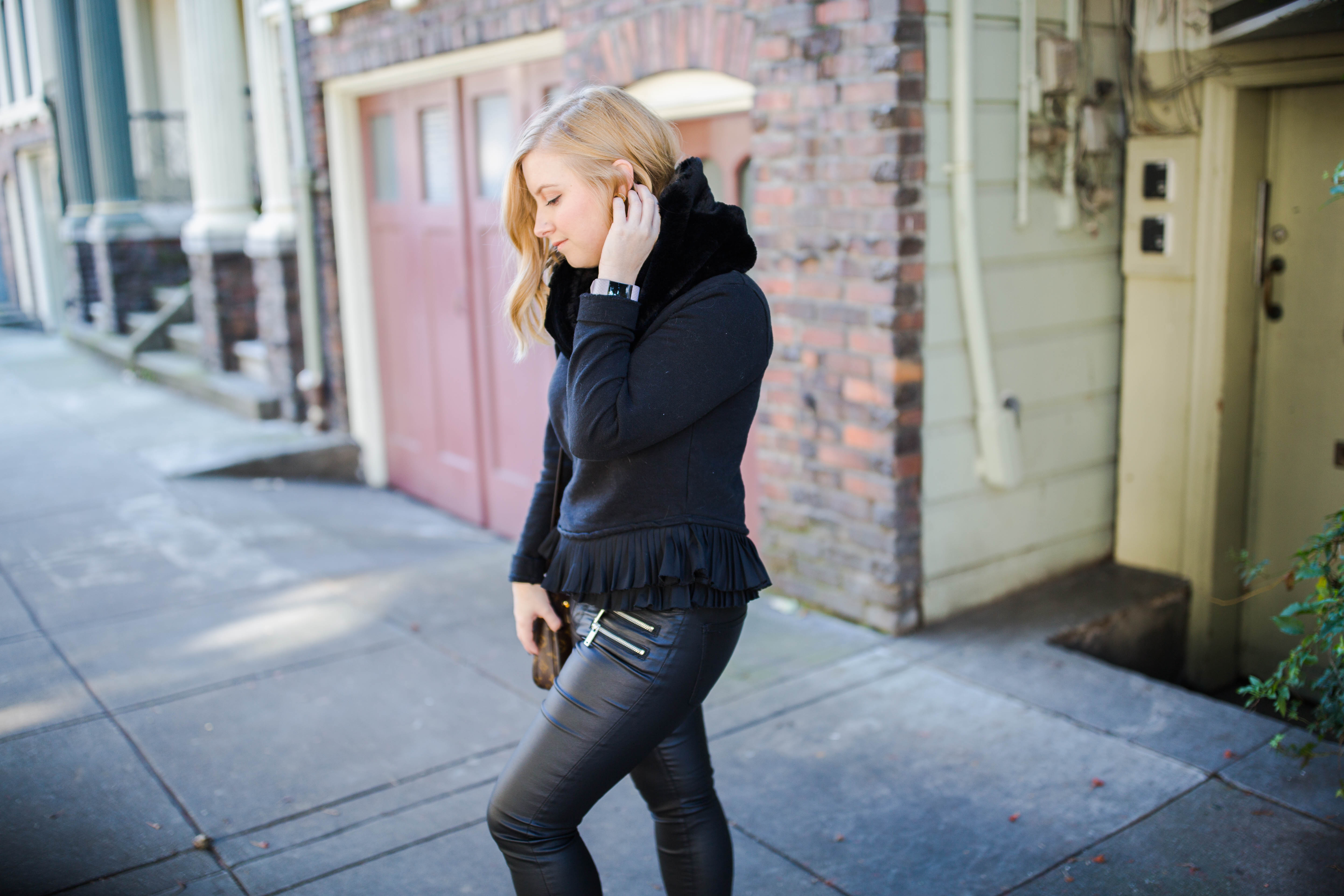 An all black pullover and moto jeans create an effortless, edgy outfit! Click through for more edgy outfit ideas and to shop this look!